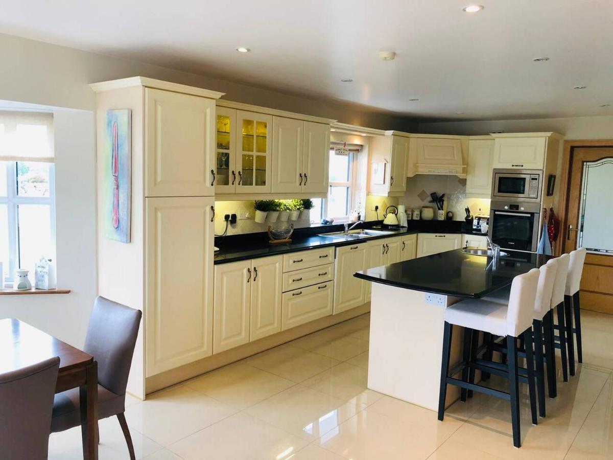 Connemara. 3 Bedroom, 8 Bed, Holiday Home Galway Bagian luar foto