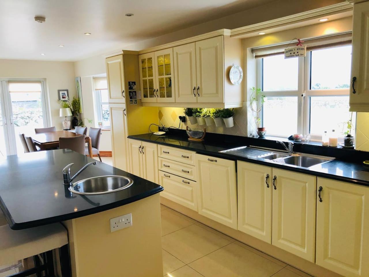 Connemara. 3 Bedroom, 8 Bed, Holiday Home Galway Bagian luar foto
